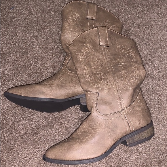 pointed toe cowgirl boots - Picture 1 of 3